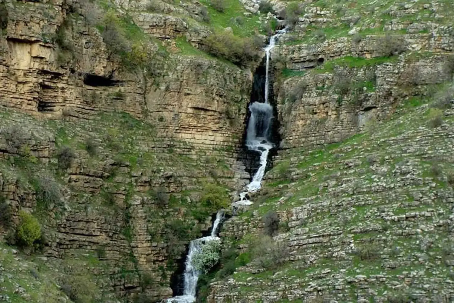 Dariybar Waterfall: Located in the Paweh district, this natural waterfall offers beautiful views and lush greenery, making it a hidden gem.
