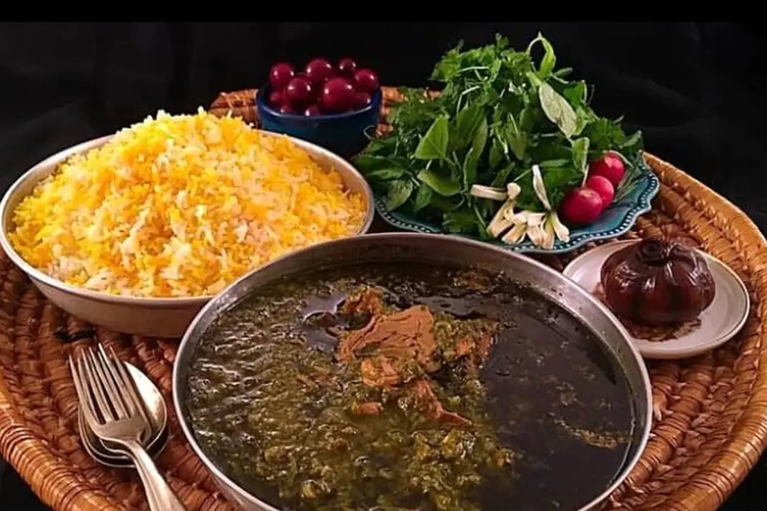قليهماهی – يخنة السمك بالأعشاب، التمر الهندي والثوم.