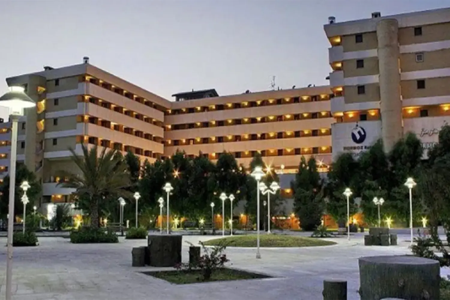 Hormoz Hotel: 5-star hotel with Gulf views.