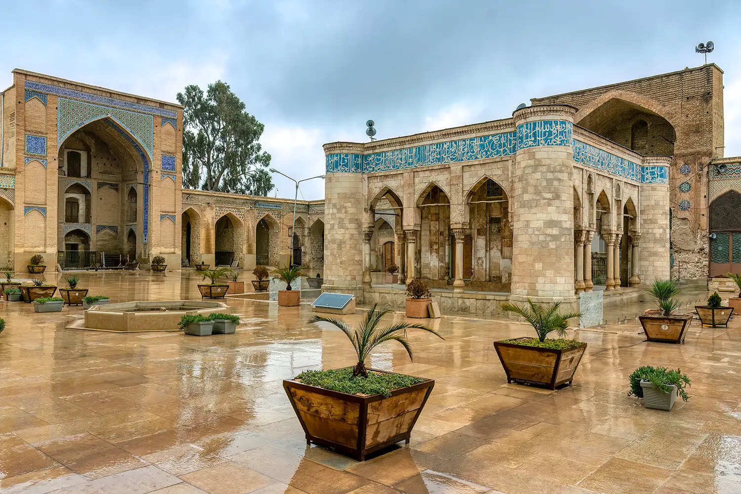 Jameh Atiq Mosque: The beating heart of history and spirituality.