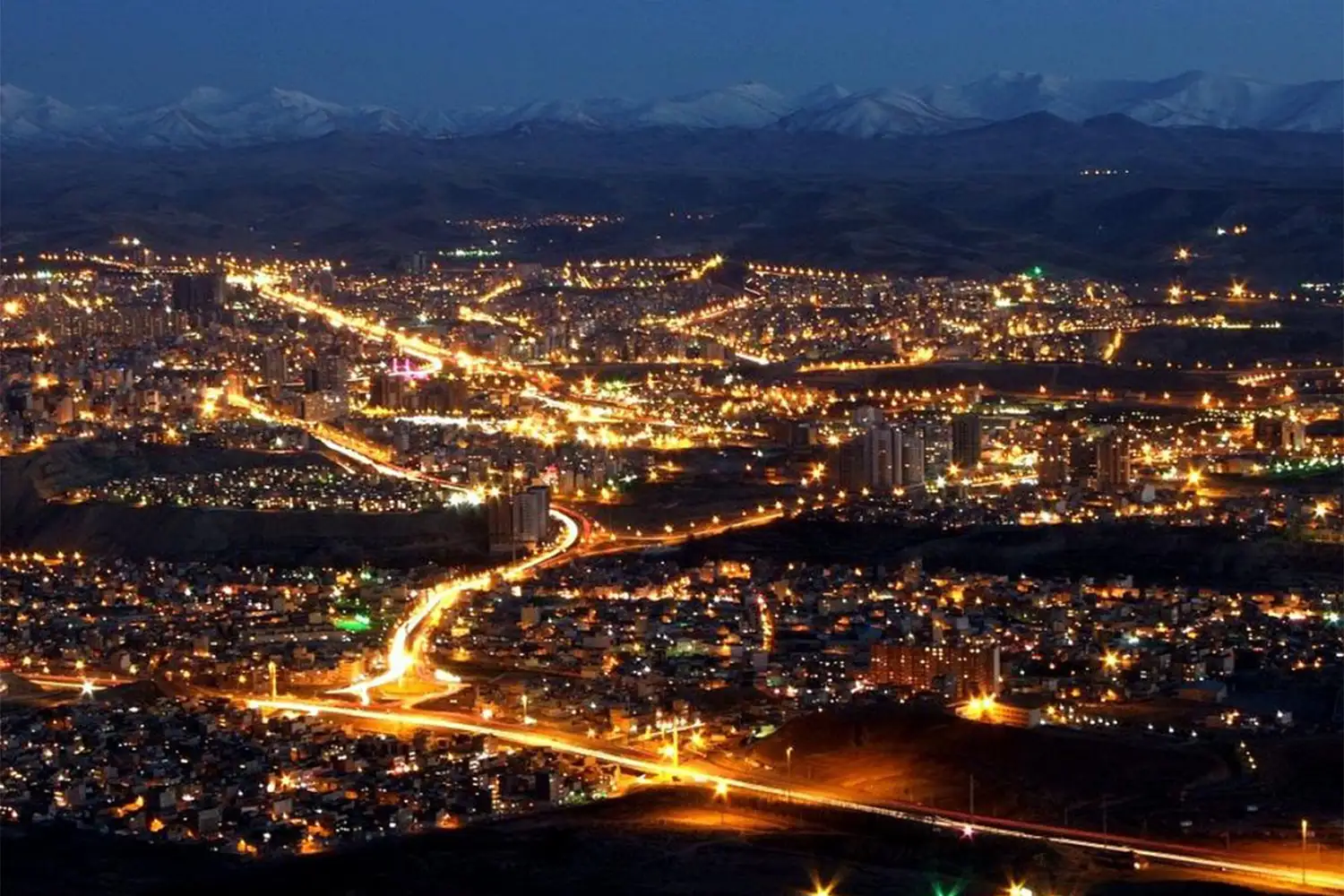 Kuhestan Park: A large park in Kermanshah, featuring a waterfall and green space.