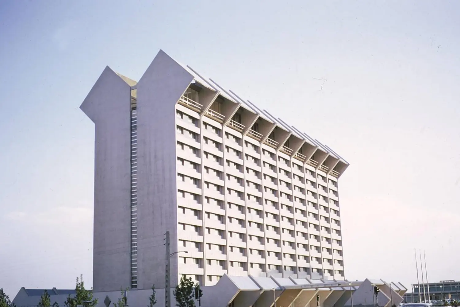 Laleh International Hotel: A four-star hotel located near major attractions and business districts.