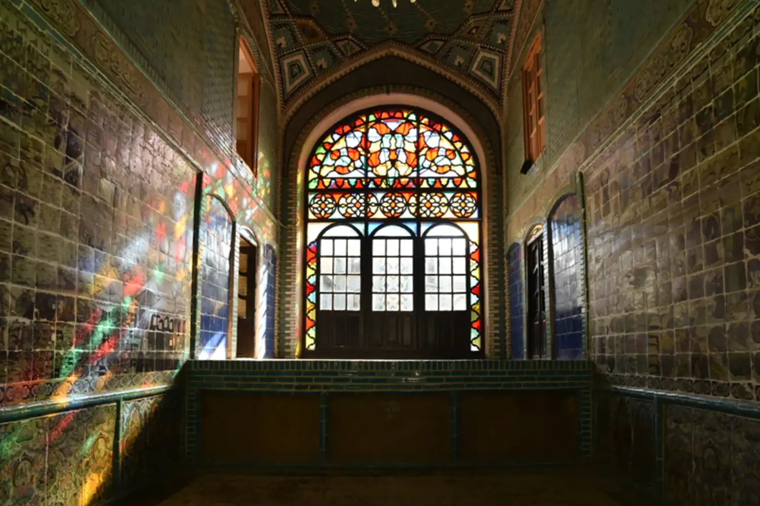 Moaven ol-Molk Tekyeh: An ancient Qajar-era building.