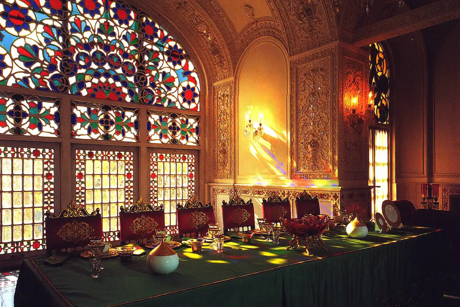 Niavaran Palace Complex: A stunning royal complex with beautiful gardens and historical significance.