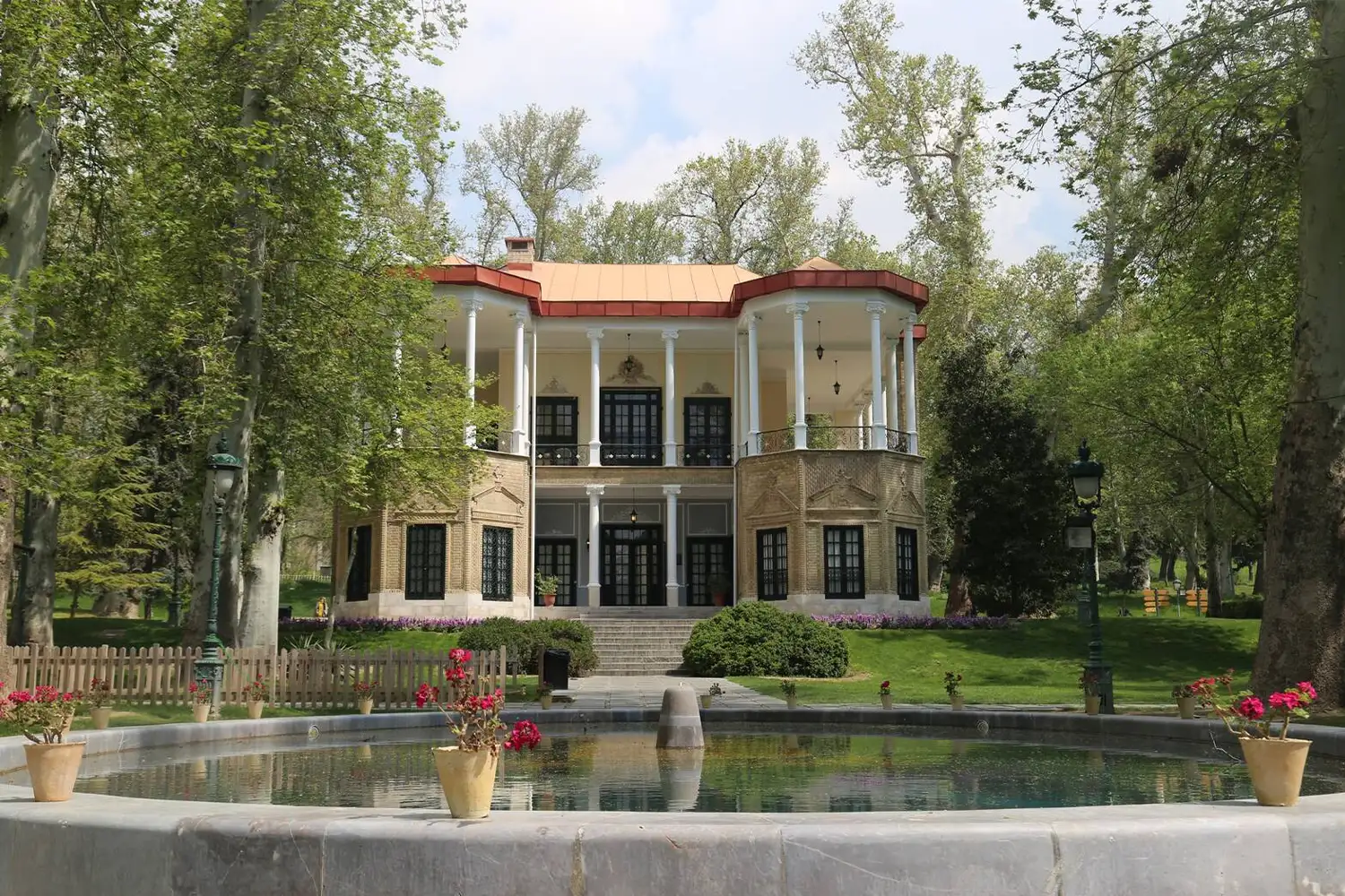 Niavaran Palace Complex: A stunning royal complex with beautiful gardens and historical significance.