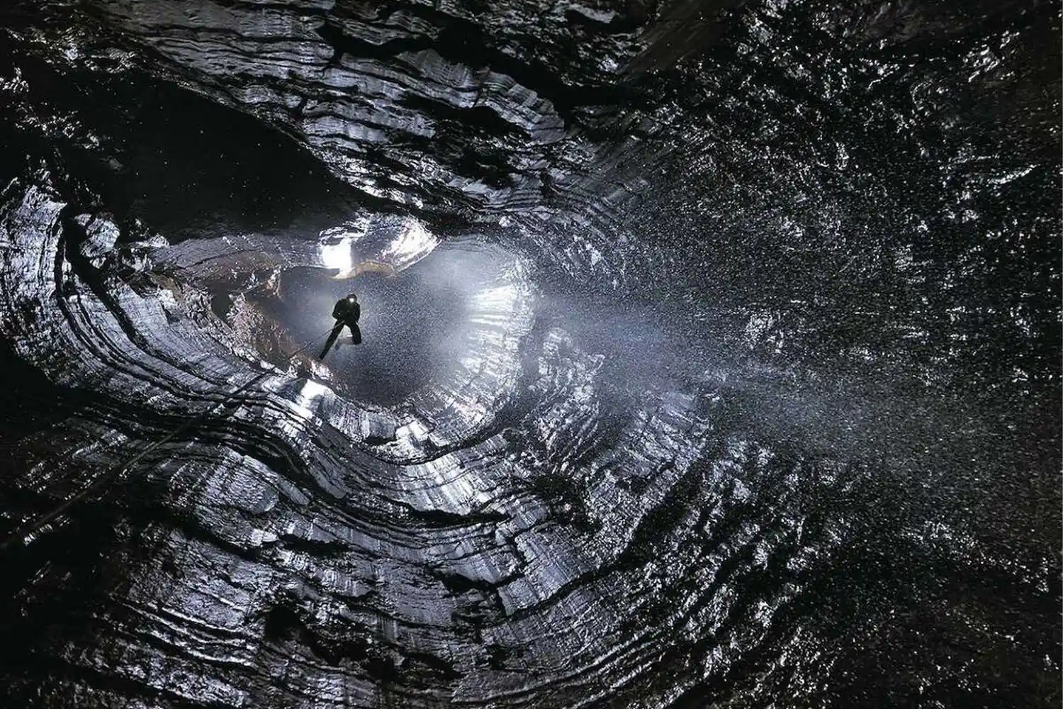 Parav Cave: One of the deepest caves in the Middle East, located 30 km from Kermanshah (about 30 minutes to Chalabe village).