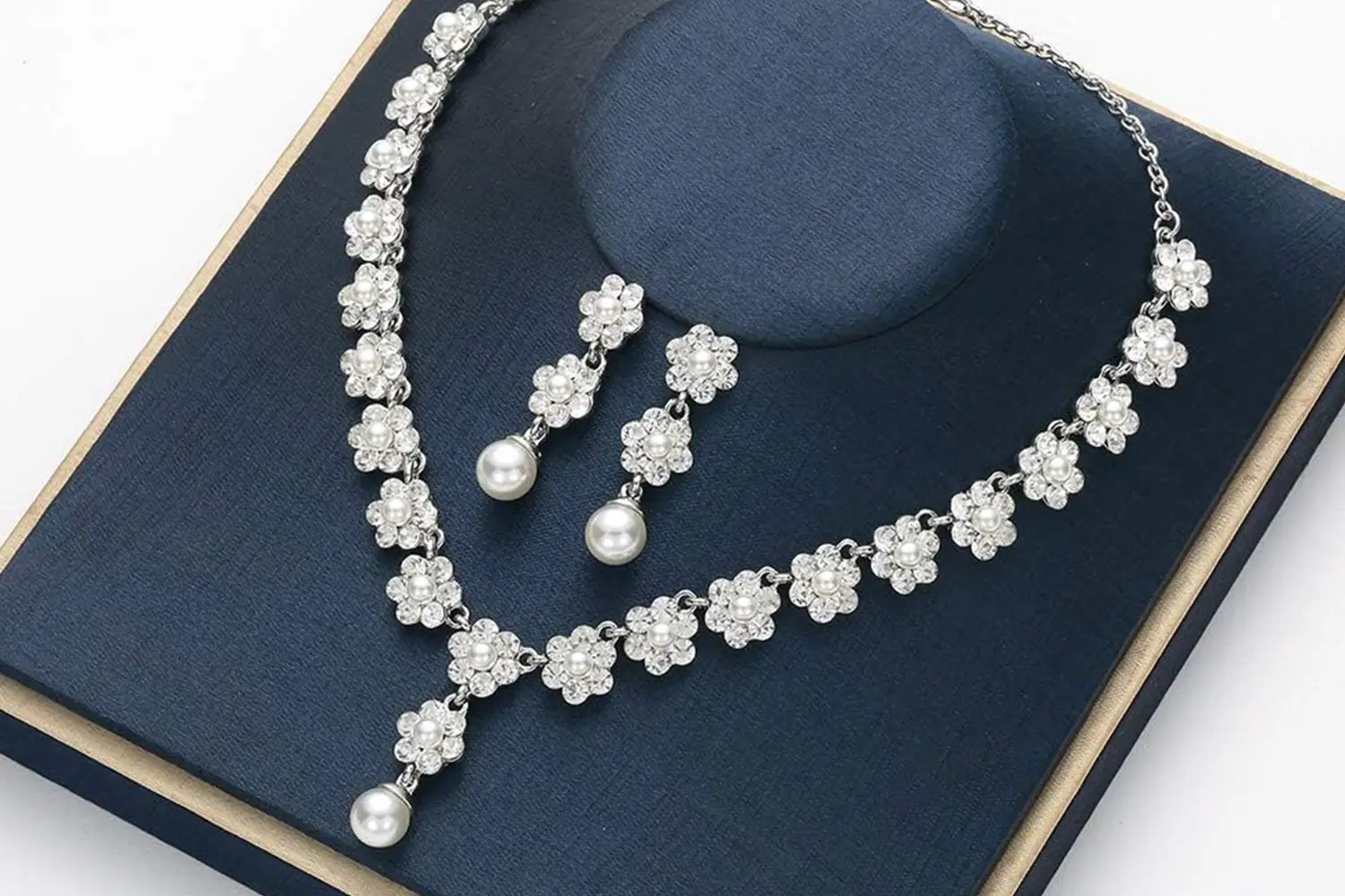 Pearl Jewelry — Kish’s history of pearl diving makes these pieces a meaningful souvenir.