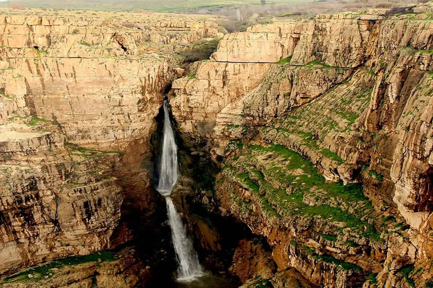 Pirān Waterfall: Located in Sarpol-e Zahab, this beautiful waterfall is surrounded by lush nature and offers great weather.