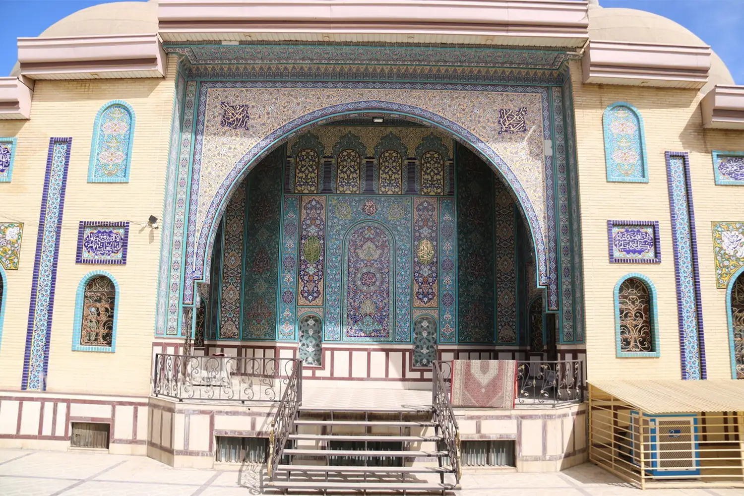 Shafi’i Mosque: One of the most beautiful Sunni mosques in Iran, known for its unique architecture.