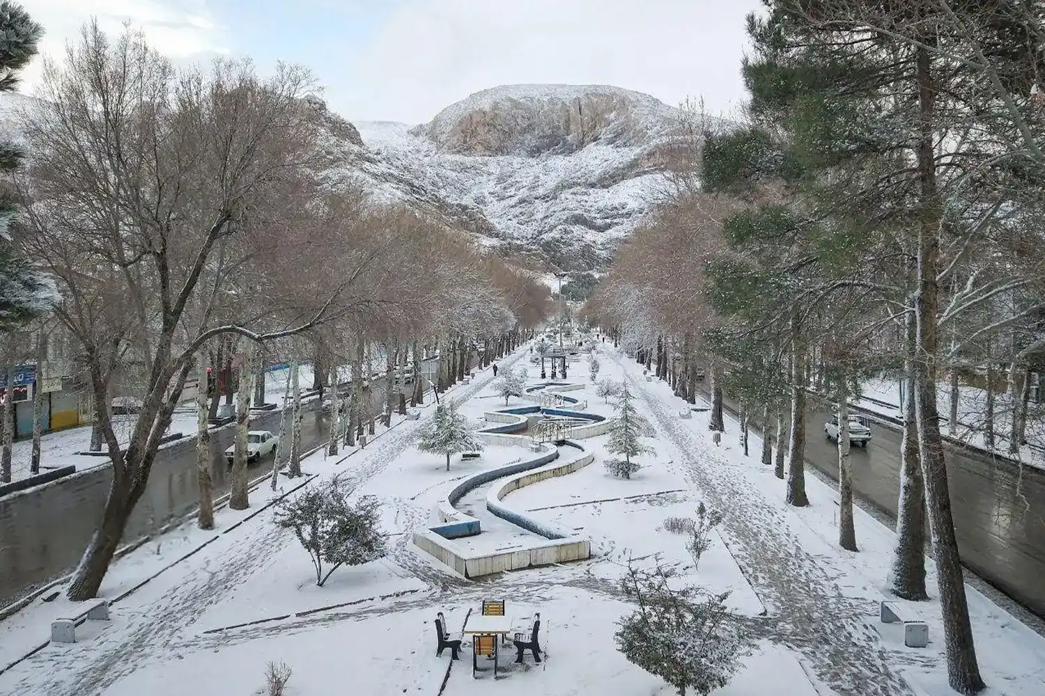 Taq-e Bostan Boulevard: The longest forested boulevard in Iran, stretching 3600 meters, one of Kermanshah’s main attractions.