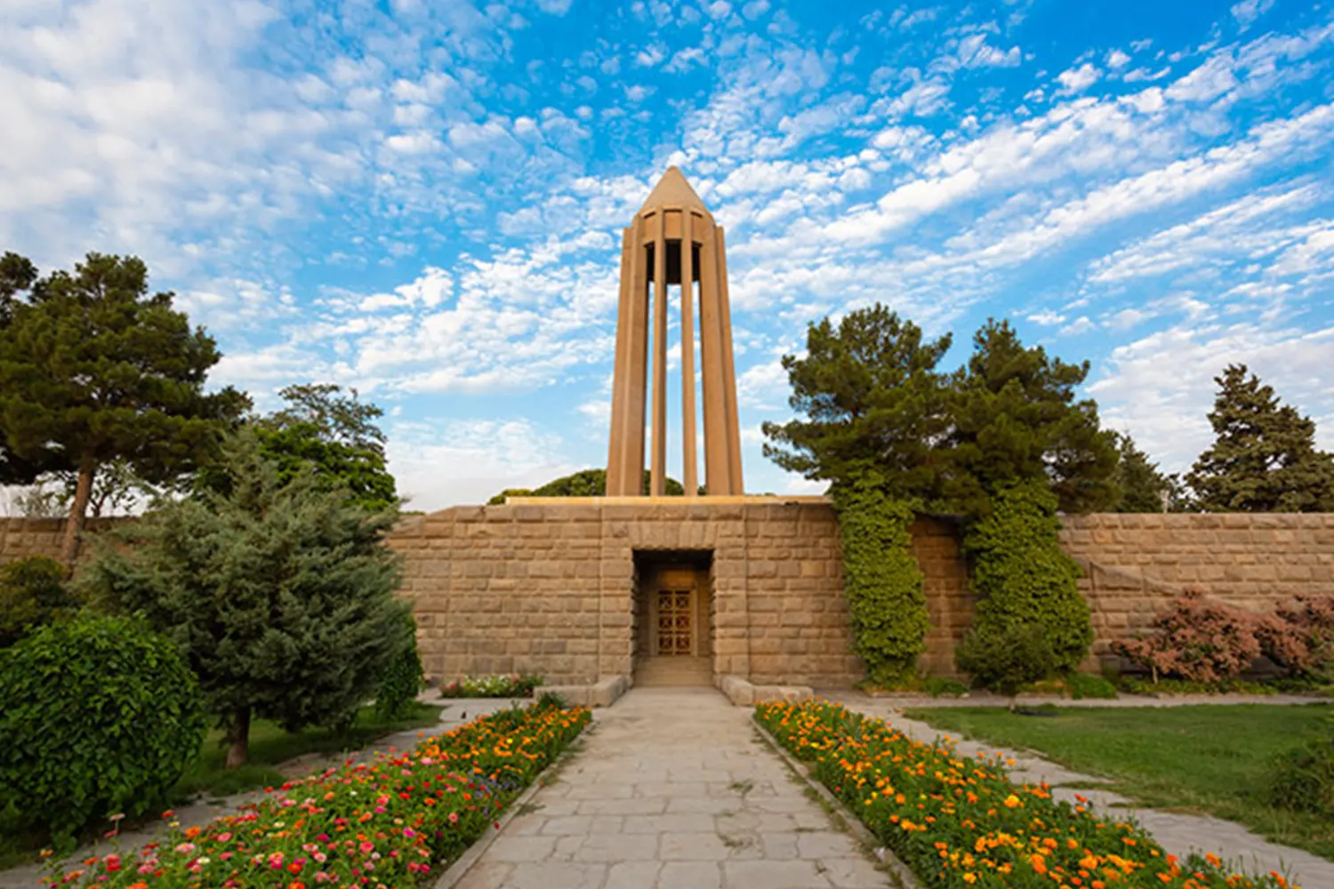 What do we know about the city of Hamedan and its history