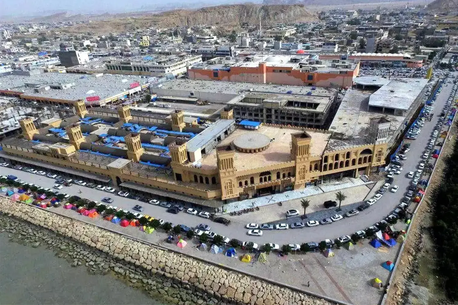 Dargahan Bazaar (Qeshm Island): A popular nearby market for souvenirs and goods.