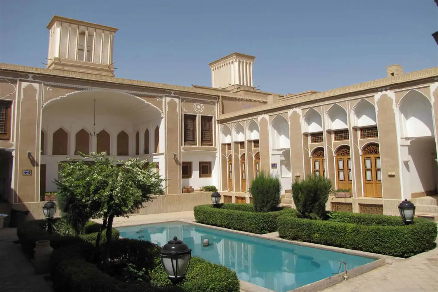 Laleh Hotel Yazd – Ideal for short-term stays at a reasonable price in the city center.