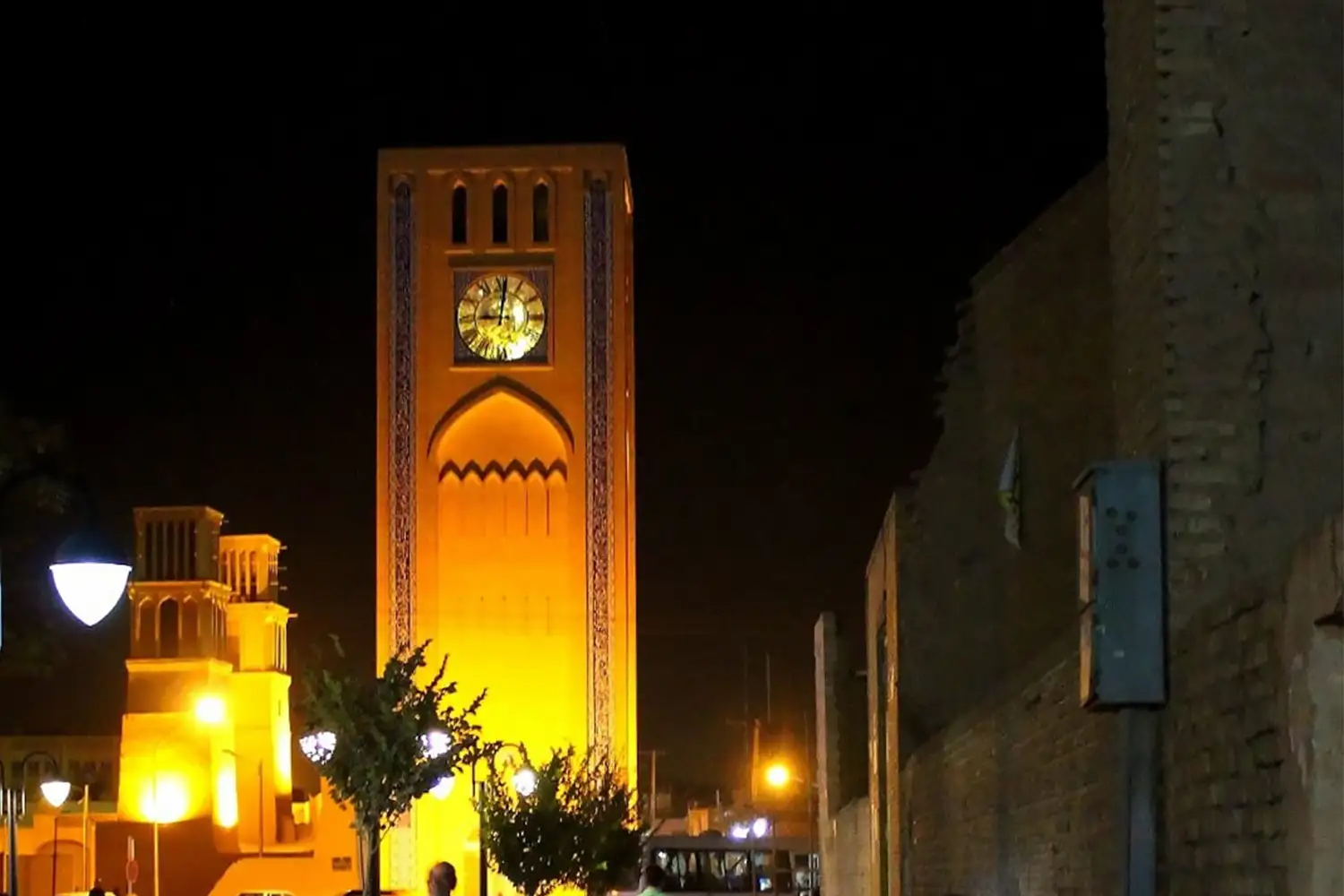 Vaqt-o-Sa’at Square – One of the oldest squares in Yazd.