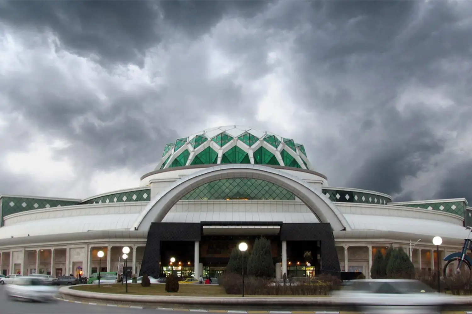 Almas Shargh Mall — Modern, large shopping mall.