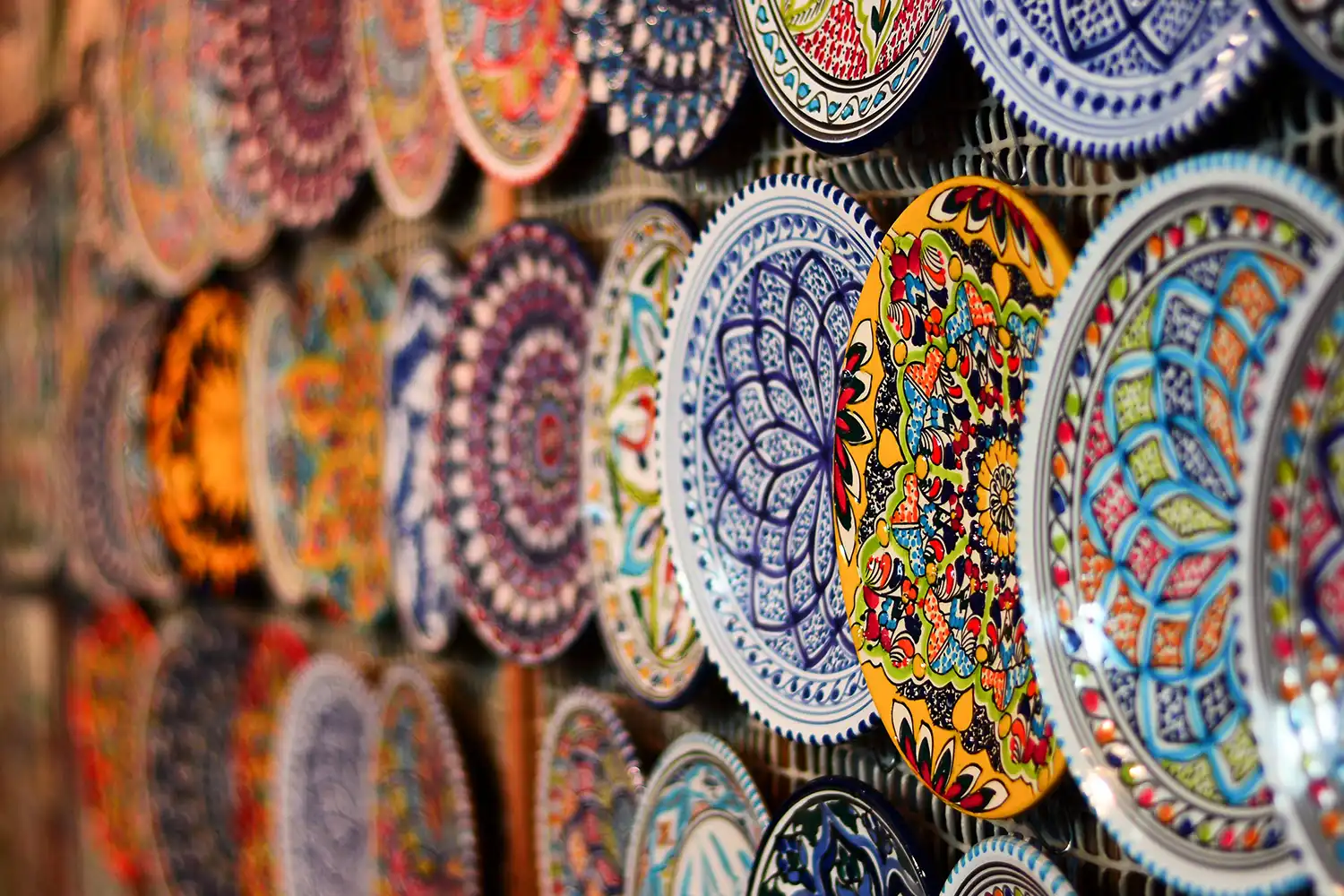 Naqsh-e Jahan Bazaar — One of Isfahan’s most lively and famous bazaars.