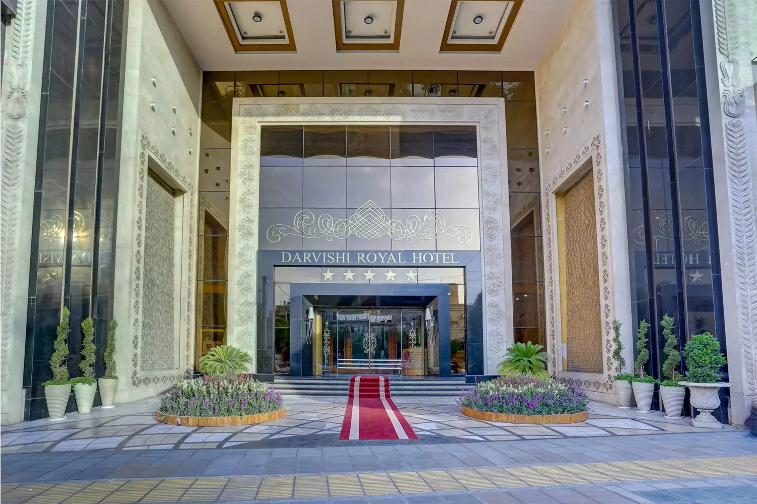Darvishi Hotel — Famous for its elegant architecture.