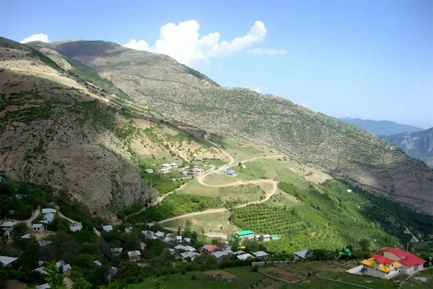 Dashtak Village: A terraced village with stone houses and red roofs, known as “Masuleh of Fars.”