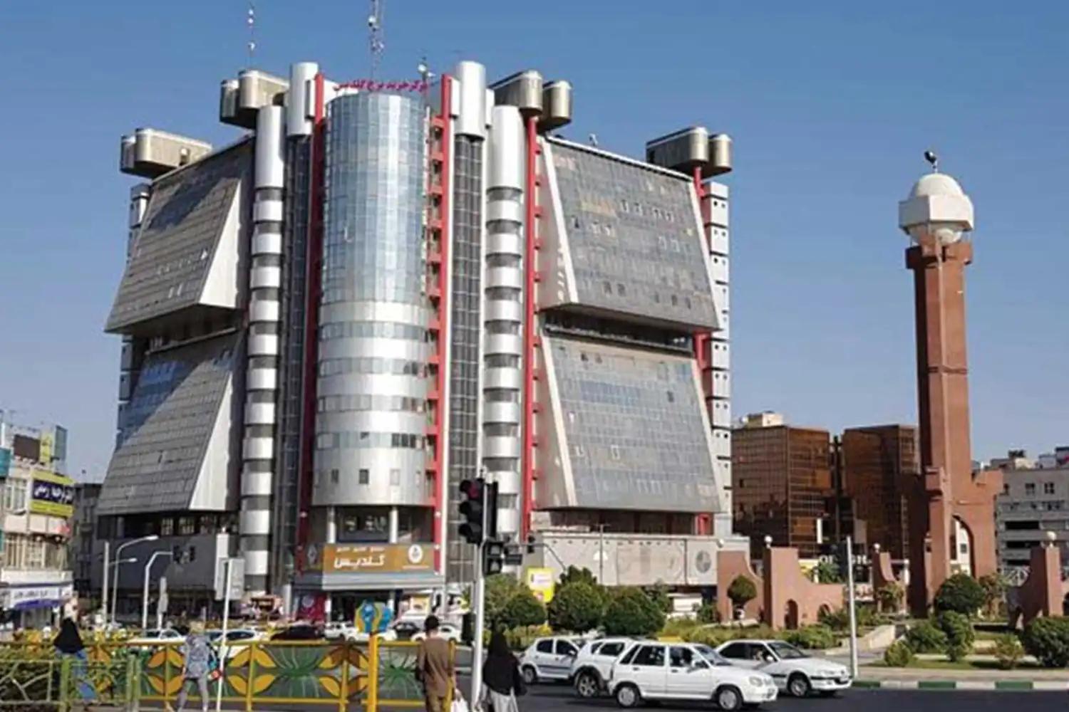 Goldis Shopping Center — Excellent for handicrafts and traditional products.